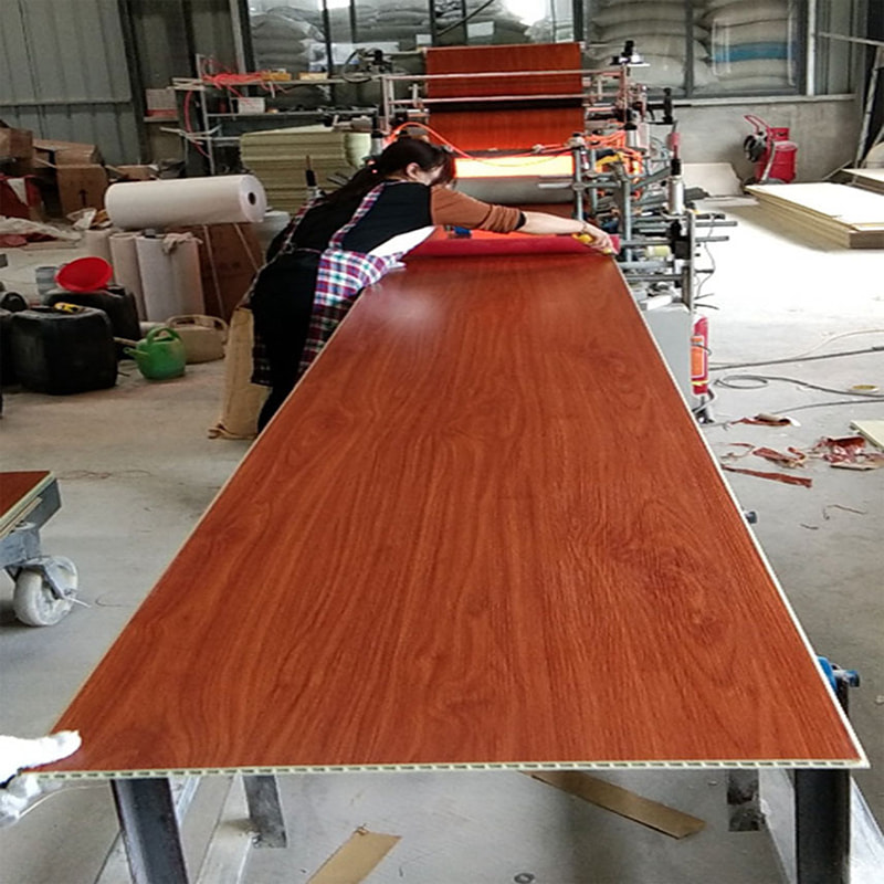 Panneau mural moderne intégré en fibre de bois de bambou et PVC pour fond de télévision, panneau mural rigide pour plafond intérieur pour usage hôtelier