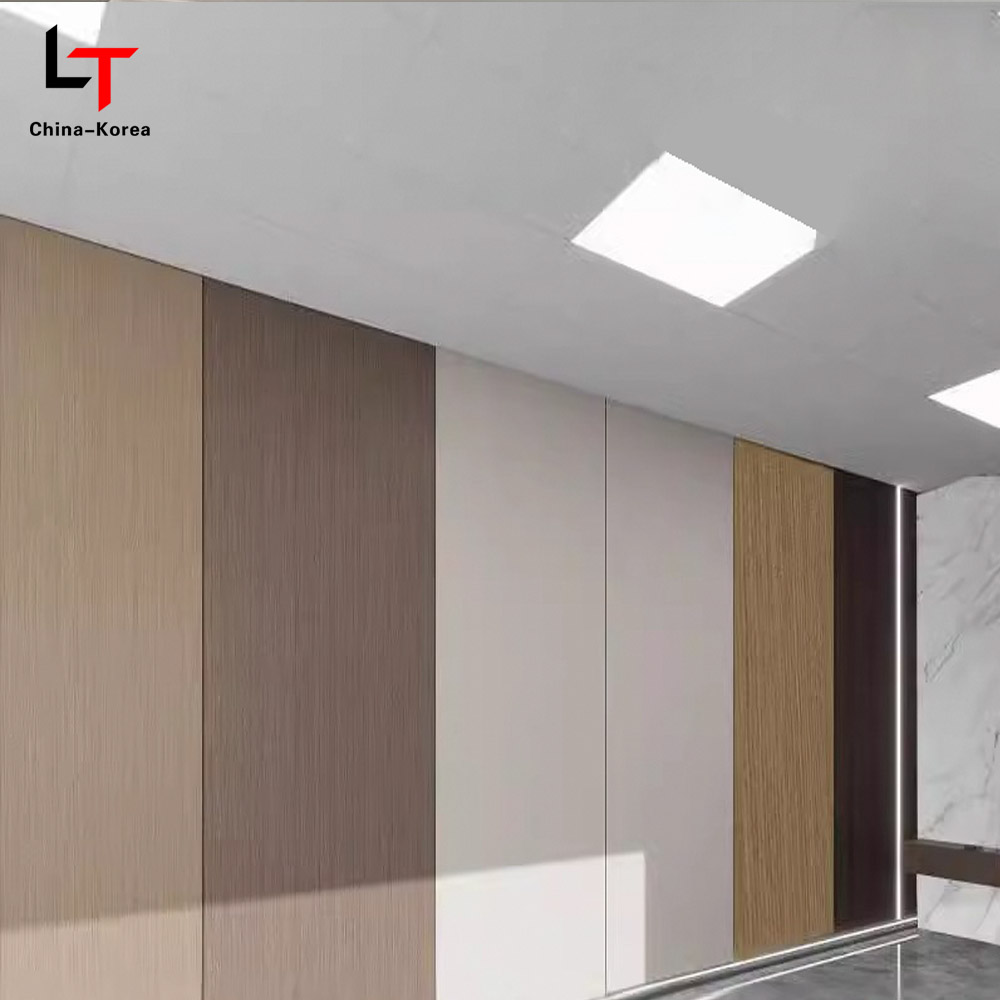 Panneaux muraux décoratifs en grain de bois de placage en PVC écologique 1220 × 2440 mm pour revêtement mural intérieur, imperméable, résistant aux rayures, facile à installer