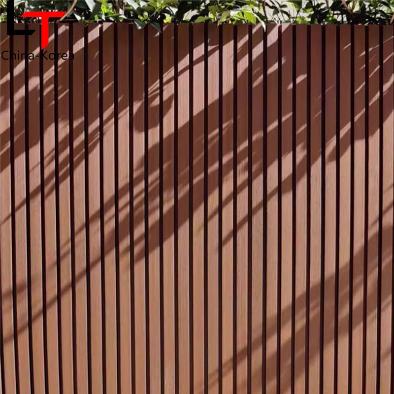 Texture en bois et revêtement mural à lattes extérieures à motif noir, revêtement décoratif externe de maison, panneaux muraux extérieurs cannelés Wpc