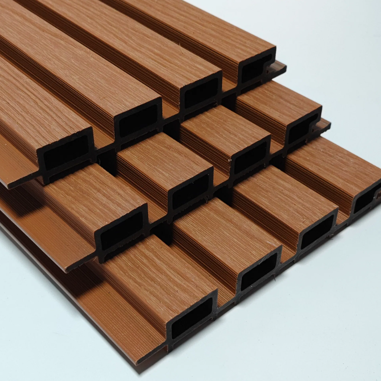 Analyse complète des technologies de traitement de surface des panneaux muraux WPC : de l'impression à la co-extrusion